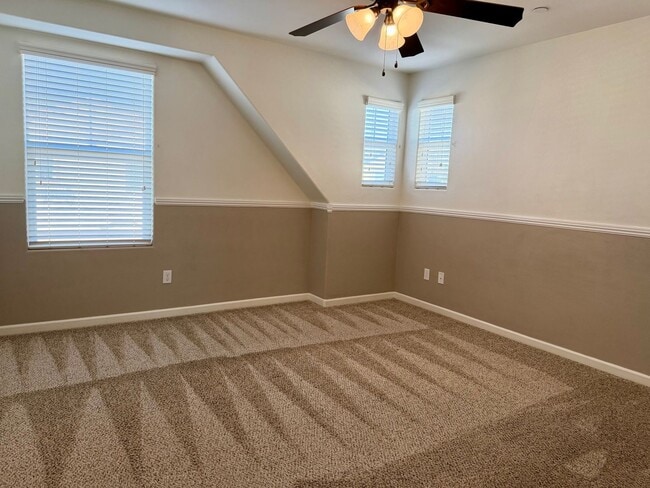 Building Photo - Beautiful 3/2.5 near Clovis East