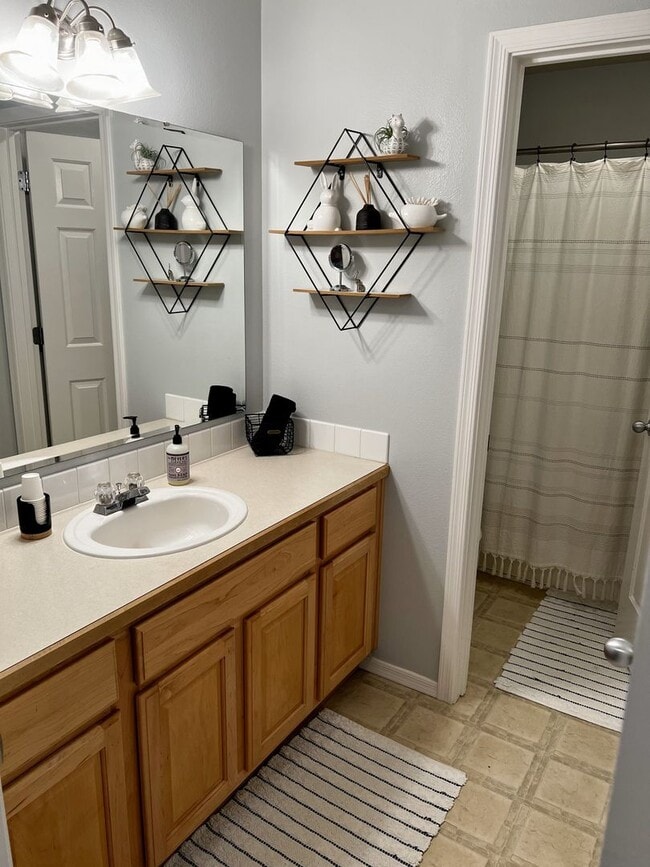 Building Photo - Spacious 4 bed 2.5 bath just off Amity and...