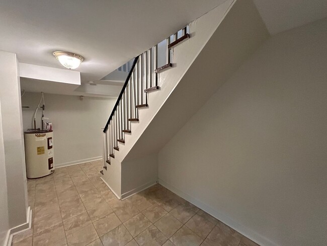 Building Photo - Spacious 2 Bed 2 Bath House with Storage /...