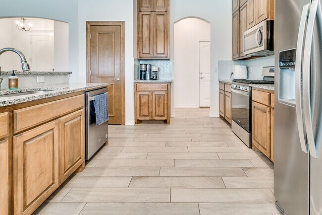 Building Photo - 3 Bed, 2 Bath Home with Bonus Office and  ...