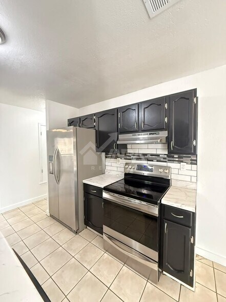 Building Photo - 827 Blue Astor Dr