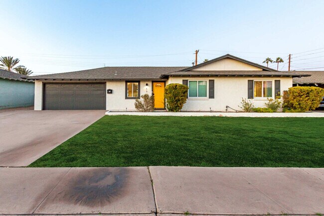 Building Photo - 6940 E Palm Ln