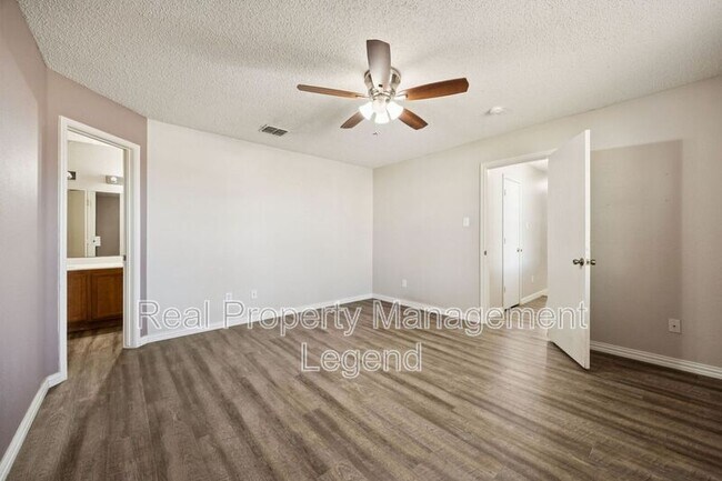 Building Photo - 2900 Sheridan Ln