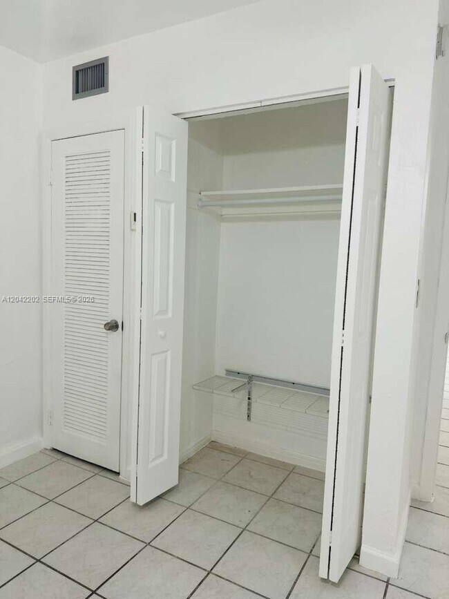 Building Photo - 1230 W 54th St