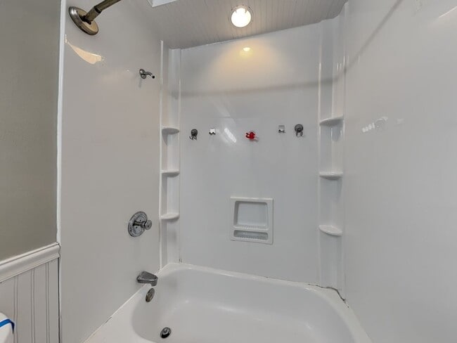 Building Photo - Charming 3BR Home for Rent in Pleasant Valley – Garage, Fenced Yard & Finished Basement