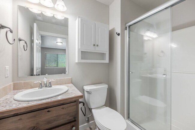 Building Photo - Townhome 3 bed 2.5 bath