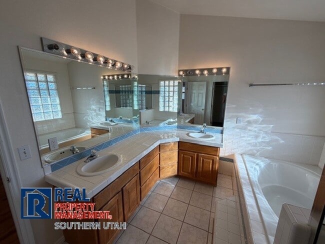 Building Photo - Golf Course Home