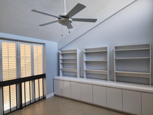 Building Photo - 537 N University Dr