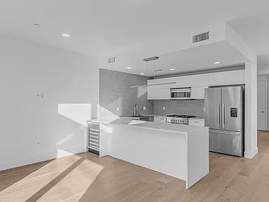 Building Photo - 2000 Beachwood Dr