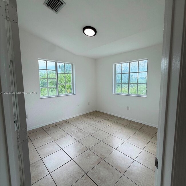 Building Photo - 923 SE 16th Ct