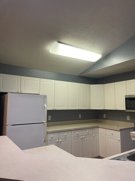 Kitchen - 729 Spring Valley Dr