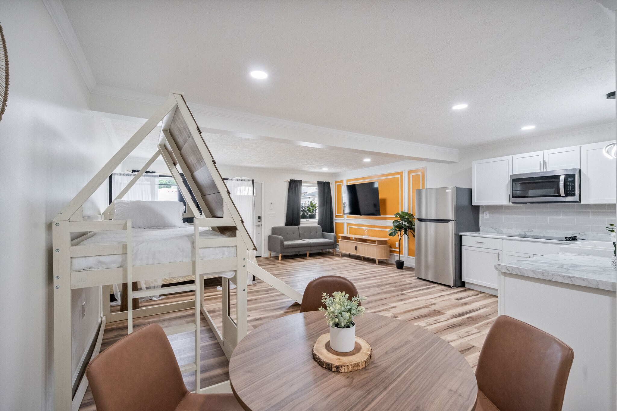Studio #4 Presidential - 1222 E Vaile Ave