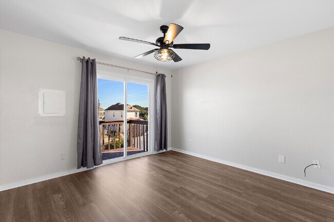 Building Photo - Beachside Living with Beautiful Bay Views