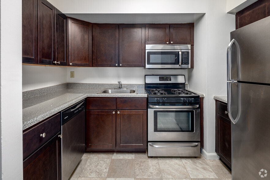 1BR, 1BA - 876SF - Kitchen - Berdan Court
