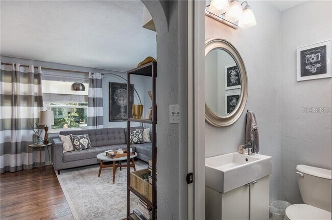 Building Photo - 1400 Locust St NE