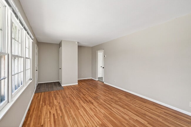 Building Photo - Great Location