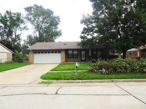 Building Photo - 616 Ramblin Oaks Dr