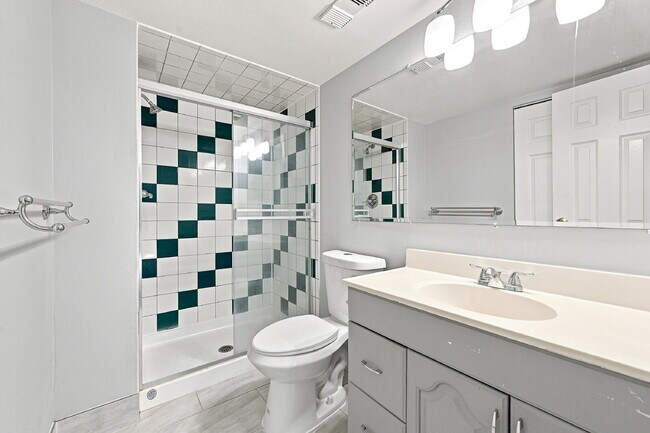 Building Photo - $1,540.95- 2 Bed, 2 Bath Updated Condo in Denver with In Unit Laundry and Community Amenities!