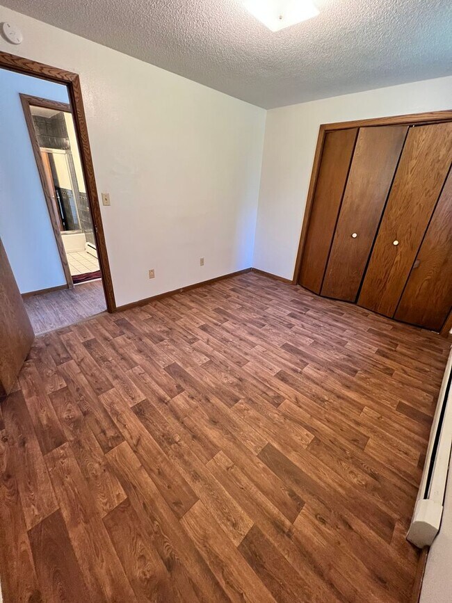 Building Photo - 123 E Ninth St