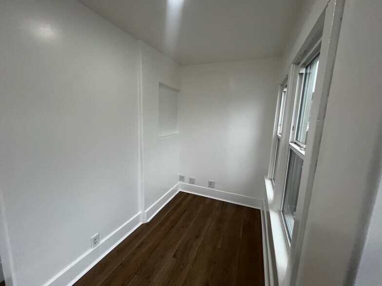 Building Photo - 201 E Eagle St