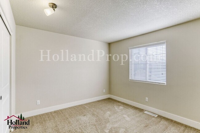 Building Photo - 3-Bedroom Beaverton Home with Granite Kitchen Island and Fireplace