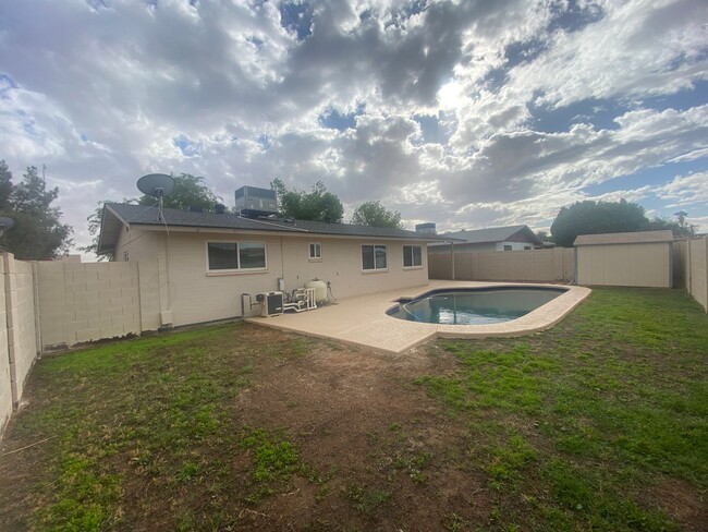 Building Photo - Charming 3 Bed/2 Bath w/Pool in Great Mesa...