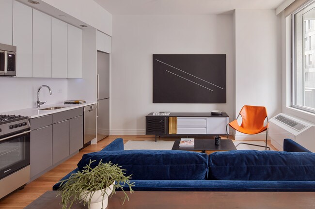 Interior Photo - 325 Kent