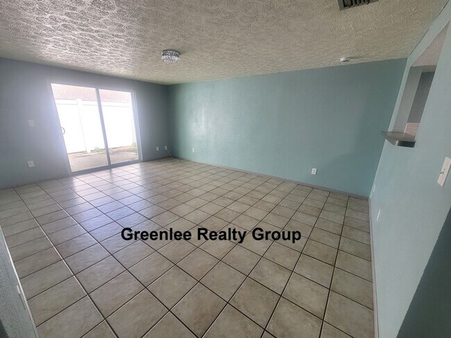 Building Photo - Cute 1/1 Apartment with Tile Floors & Private Patio!!