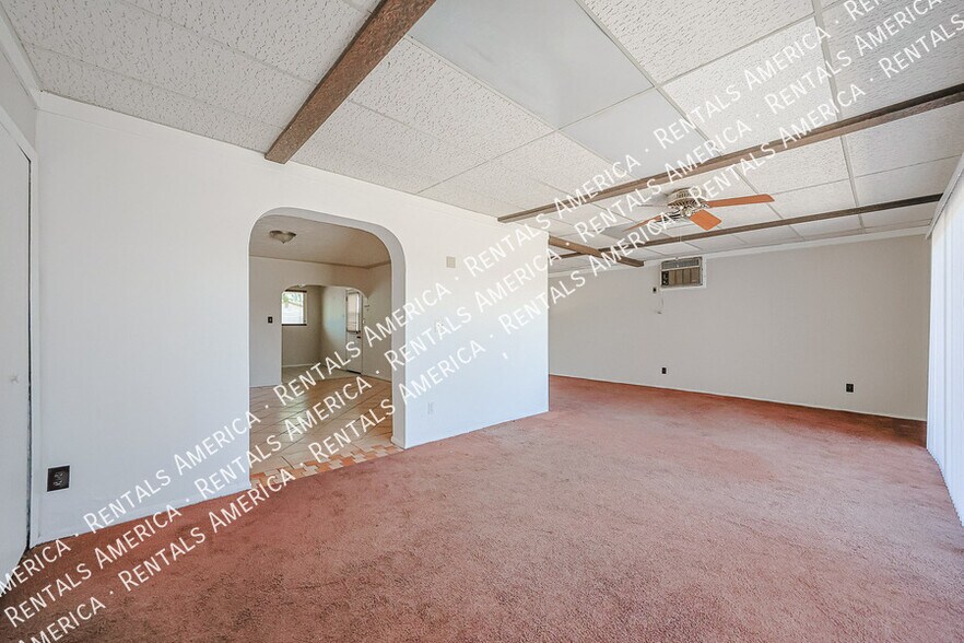 Building Photo - 2114 West Myrtle Ave
