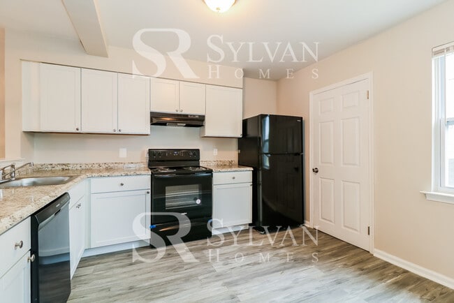 Building Photo - You will love this cozy home!!