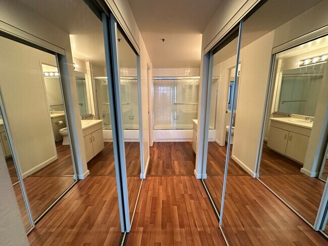 Building Photo - 1 Bed 1 Bathroom Condo Available View of W...