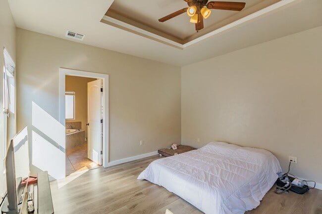 Building Photo - Beautiful 3 Bed 2 Bath Home