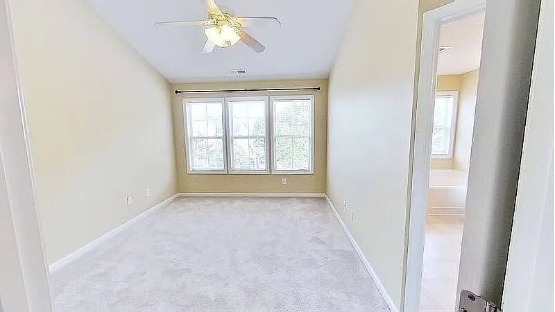 Building Photo - 513 Village Loop Dr