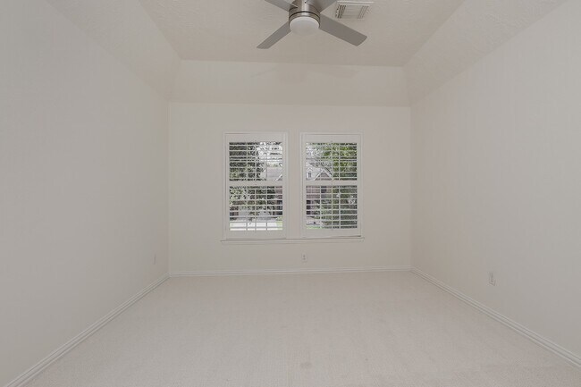 Building Photo - 122 E Lansdowne Cir