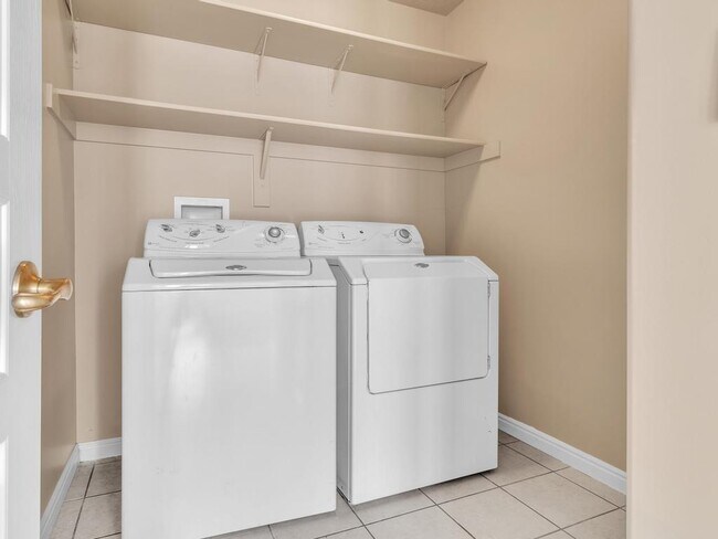 Building Photo - 6313 S Lake Fork Cir