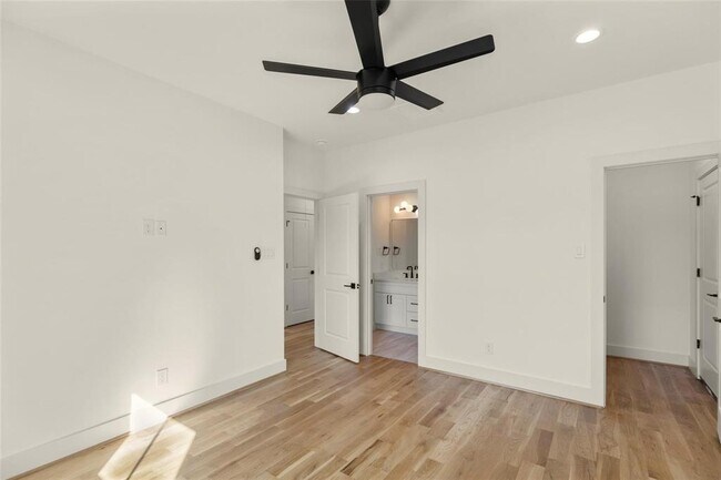 Building Photo - 1038 W 31st St