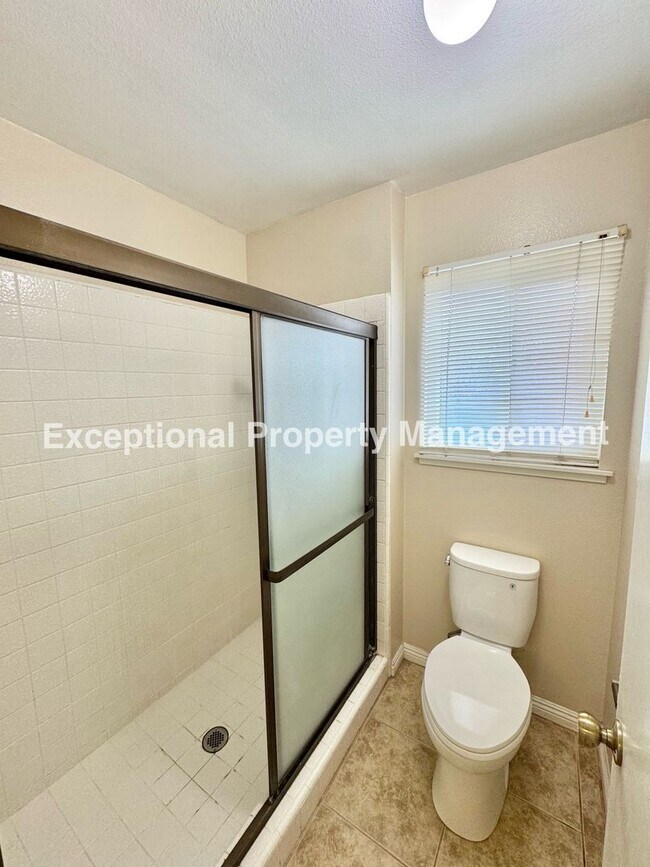 Building Photo - Move in ready 4 bed 3 bath home with 1 bed...