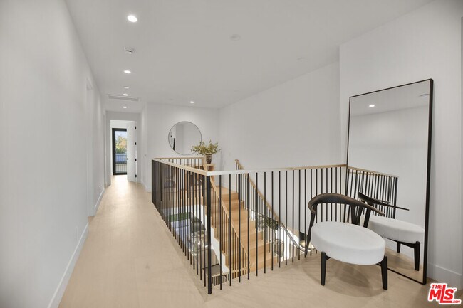 Building Photo - 4433 Kraft Ave