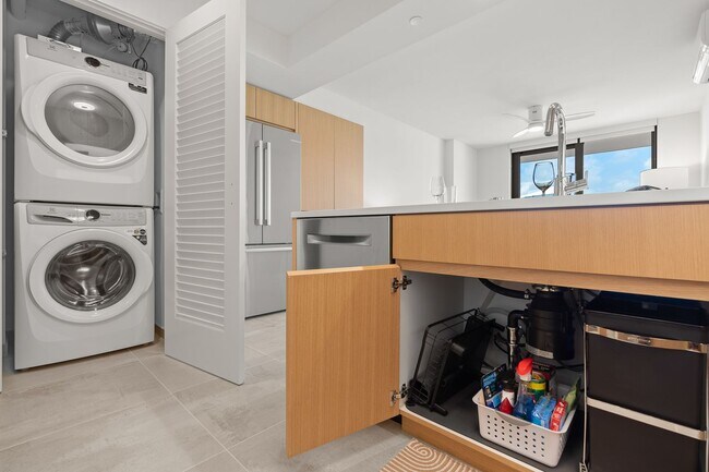 Building Photo - Fully furnished 1-bed, 1-bath, 1-parking a...