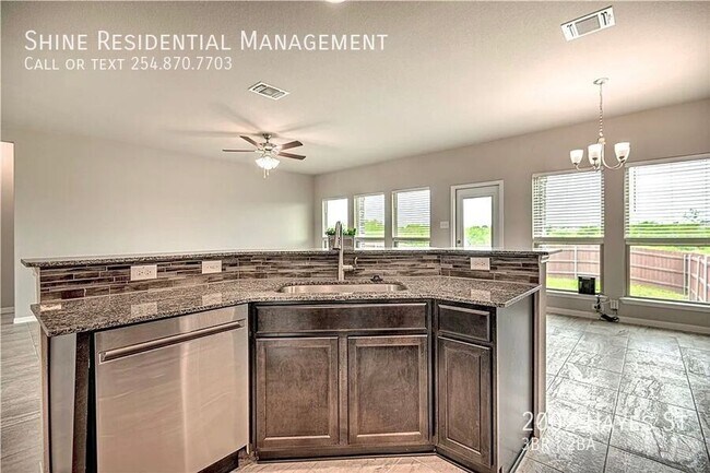 Building Photo - 2002 Hayes St