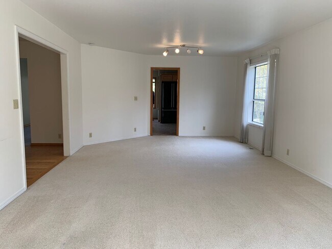 Building Photo - Well maintained 3 bed 2 bath rambler home in quiet Zenith neighborhood in Des Moines