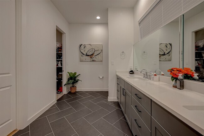 Building Photo - 8911 Knoll Villas St