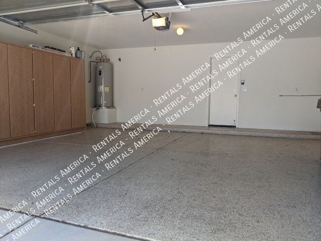 Building Photo - 895 E Lakeview Dr