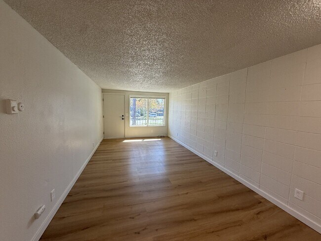 Building Photo - 1005 W 7th Ave