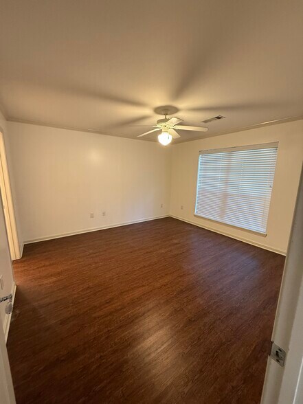 Building Photo - 529 Versailles Blvd