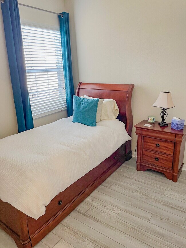 Building Photo - Gorgeous 3 bedroom 2.5 bath townhome in gated community in Copperstone!