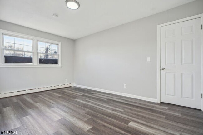 Building Photo - 102 N Jackson Ave