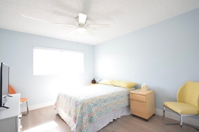 Building Photo - FULLY FURNISHED Condo For Rent in Pinellas...