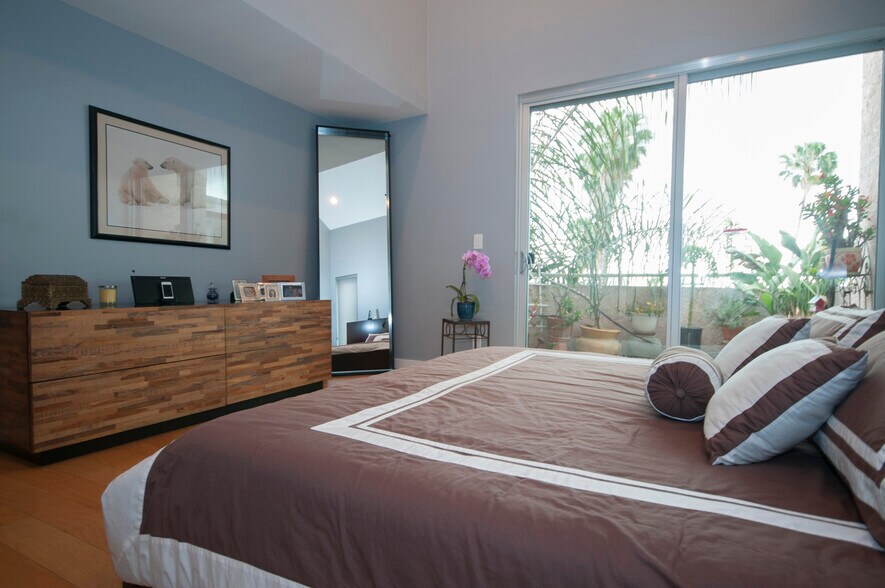 Primary Bedroom - 7121 Hillside Ave