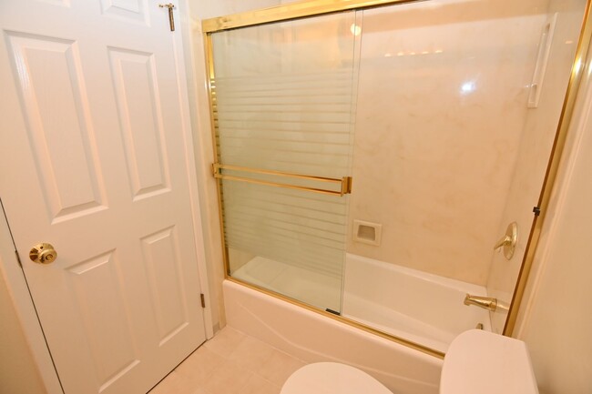 Building Photo - Beautiful 4 bedroom 2 bathroom home for the New Year!